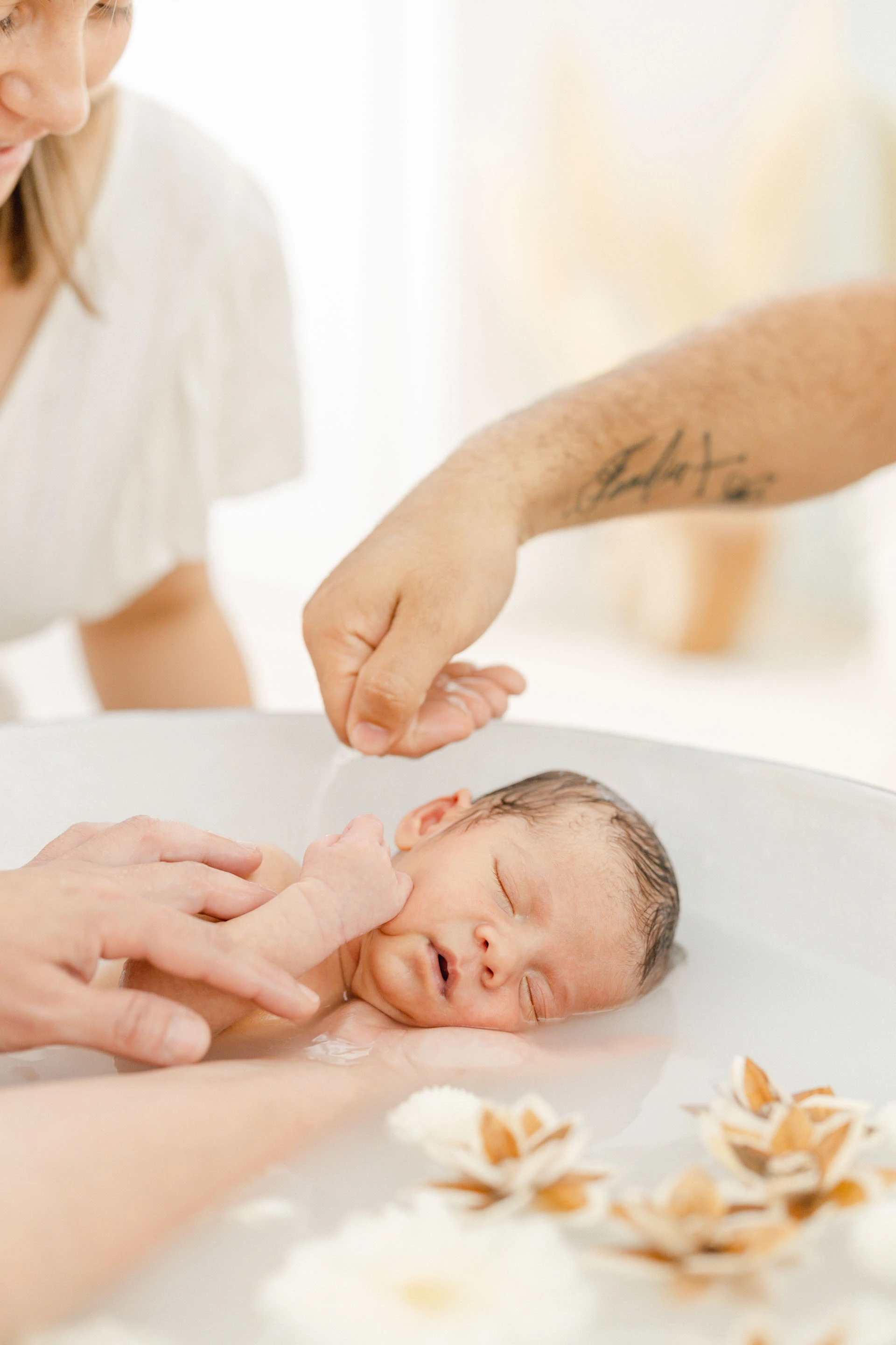 enfant naissance geste gris marron